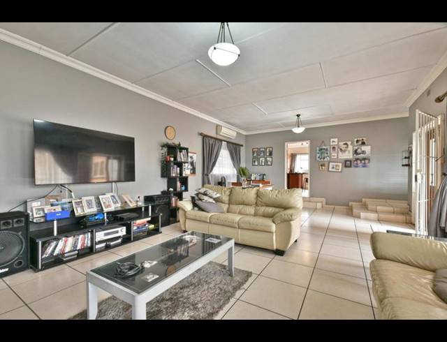 3 BEDROOM HOUSE FOR SALE IN SOUTH CREST